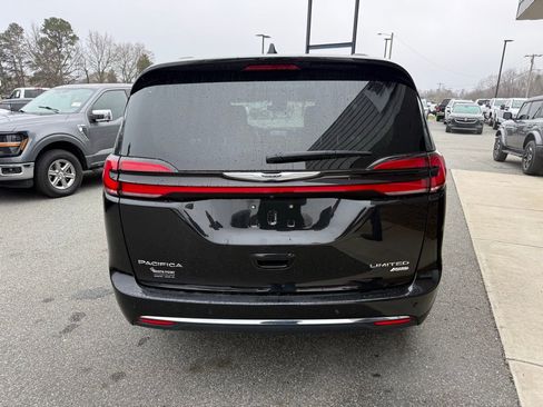 Used 2023 Chrysler Pacifica Limited image 7