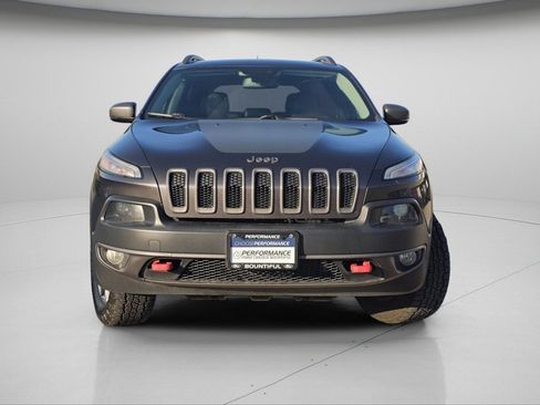 Used 2018 Jeep Cherokee Trailhawk image 3