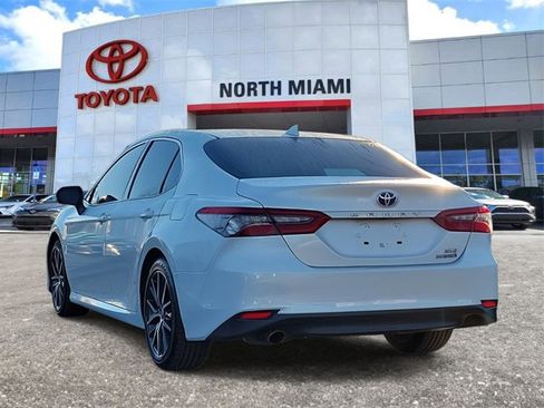 Used 2022 Toyota Camry XLE image 3