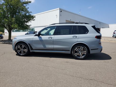 New 2027 BMW X7 xDrive40i w/ Executive Package AWD/4WD image 2