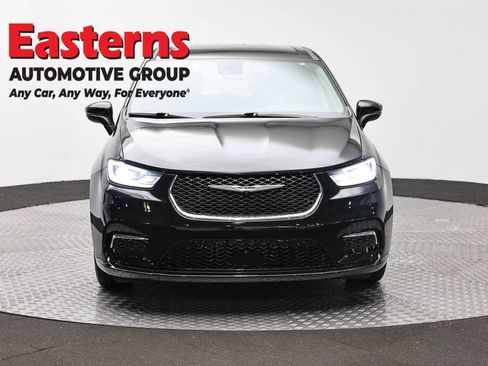 Used 2023 Chrysler Pacifica Touring-L FWD image 2