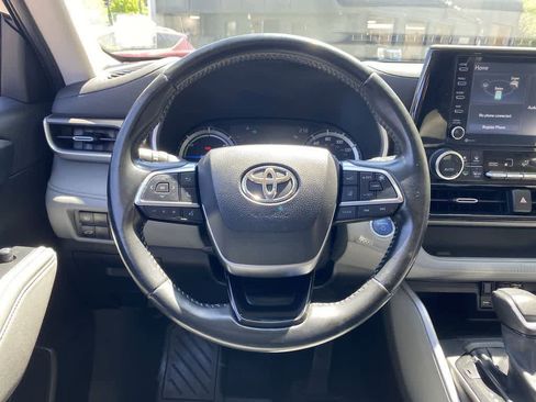 Used 2021 Toyota Highlander XLE AWD/4WD image 20
