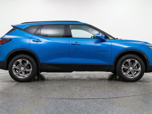 Used 2025 Chevrolet Blazer LT FWD image 11