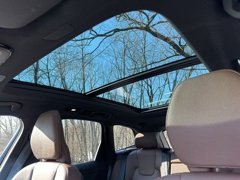 Certified 2023 Volvo XC60 B5 Plus w/ Climate Package image 19