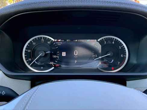 Used 2023 Land Rover Discovery Metropolitan Edition image 23