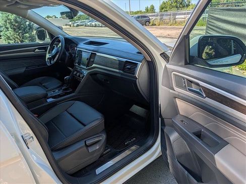 Used 2023 Volkswagen Atlas SE w/ Panoramic Sunroof Package FWD image 11
