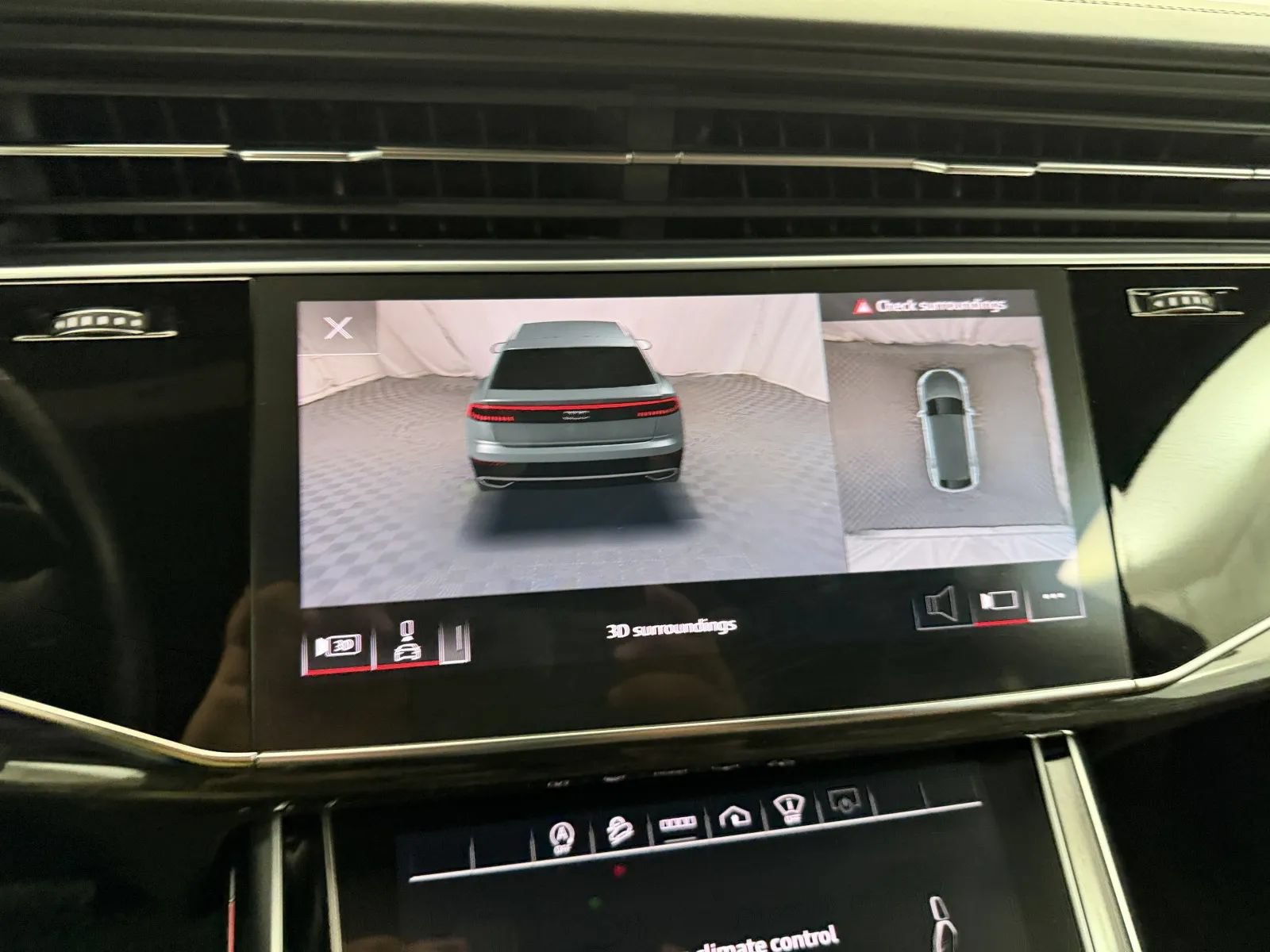 Used 2022 Audi Q8 Prestige AWD/4WD image 32
