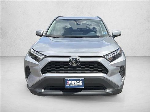 Used 2025 Toyota RAV4 XLE AWD/4WD image 2