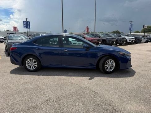 Used 2025 Toyota Camry LE FWD image 5