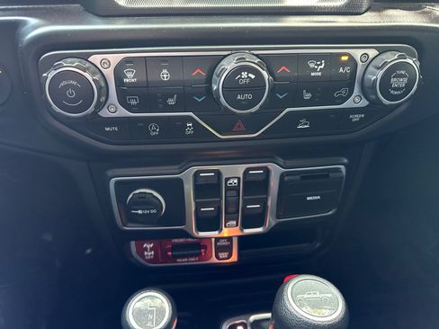 Used 2022 Jeep Gladiator Rubicon w/ Cold Weather Group AWD/4WD image 19