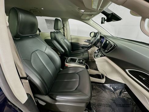 Certified 2024 Chrysler Pacifica Touring-L image 39