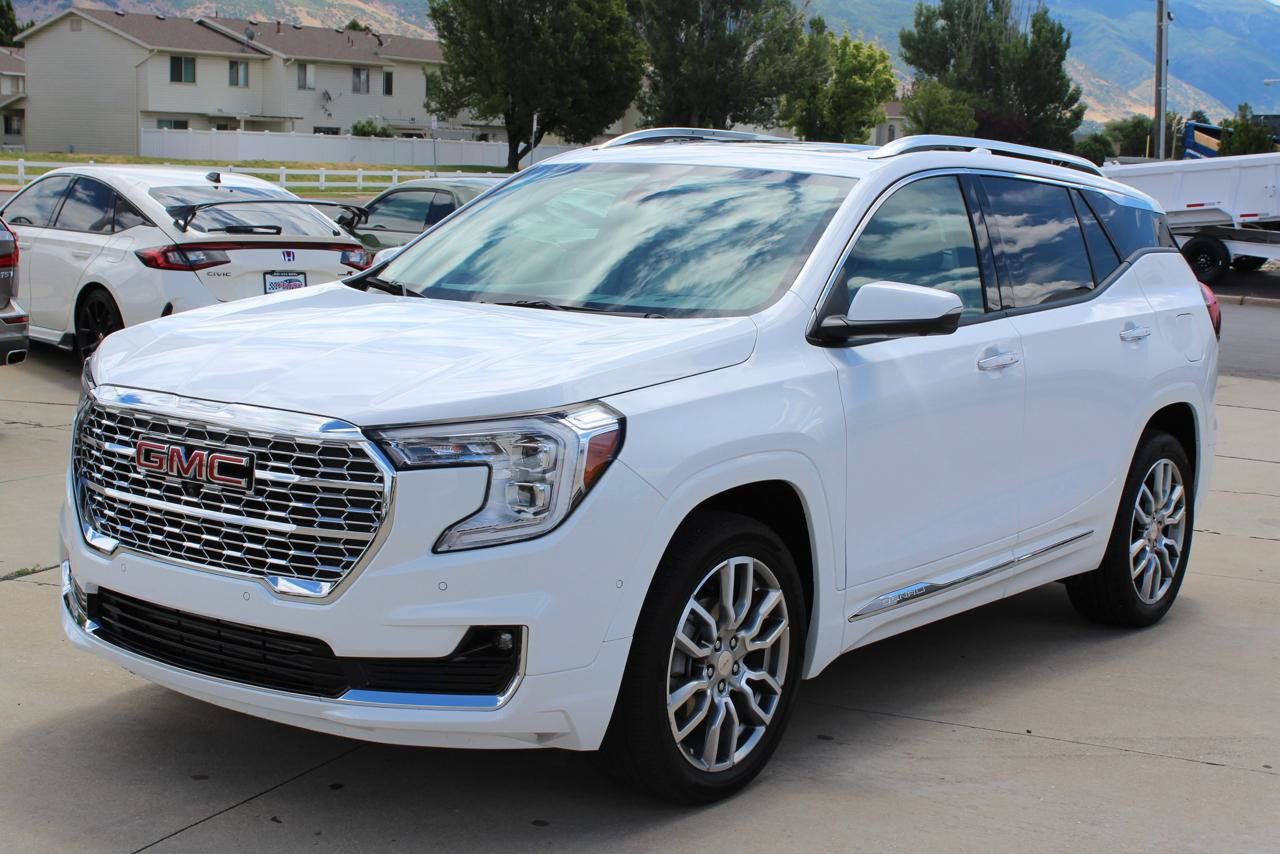 Used 2024 GMC Terrain Denali w/ Denali Premium Package AWD/4WD image 2