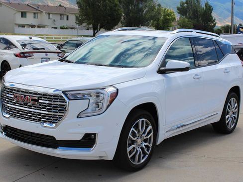 Used 2024 GMC Terrain Denali w/ Denali Premium Package AWD/4WD image 2