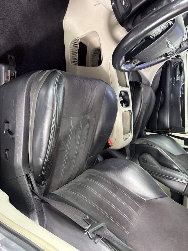 Used 2014 Chrysler Town & Country Touring-L FWD image 11