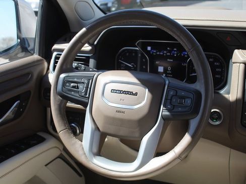 Used 2021 GMC Yukon XL Denali w/ Denali Premium Package image 24