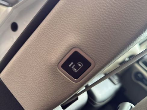 Used 2023 Chrysler Pacifica Touring-L image 17