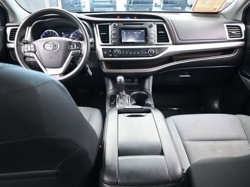 Used 2019 Toyota Highlander LE FWD image 35