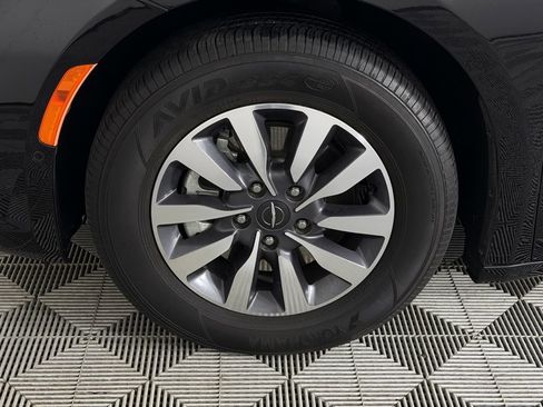 Used 2023 Chrysler Pacifica Limited image 31