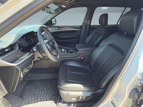 Certified 2025 Jeep Grand Cherokee L Limited w/ Luxury Tech Group II AWD/4WD image 5
