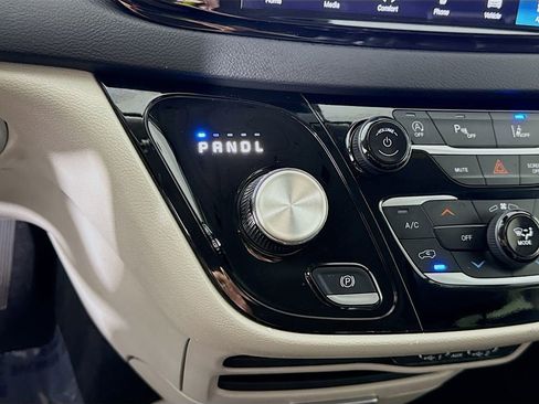 Used 2024 Chrysler Pacifica Touring-L image 10