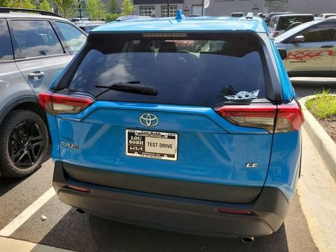 Used 2021 Toyota RAV4 LE FWD image 5