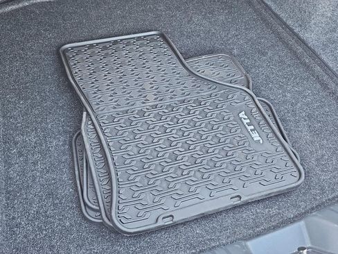 Used 2025 Volkswagen Jetta SE image 27