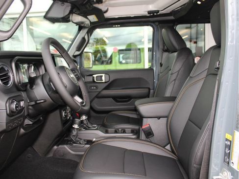 New 2025 Jeep Gladiator Sport image 11