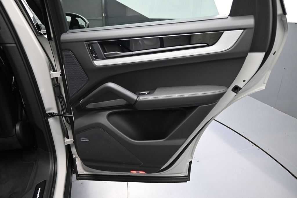 Certified 2026 Porsche Cayenne E-Hybrid AWD/4WD image 26