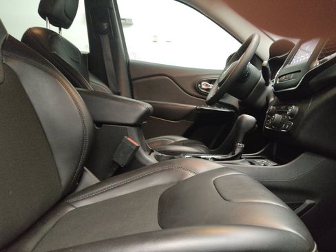 Used 2021 Jeep Cherokee Latitude Plus FWD image 21