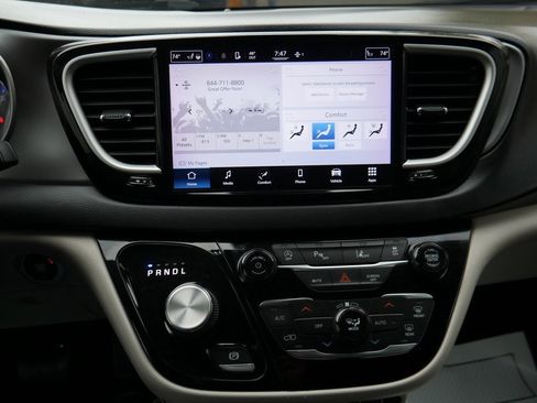 Used 2022 Chrysler Pacifica Touring-L image 15