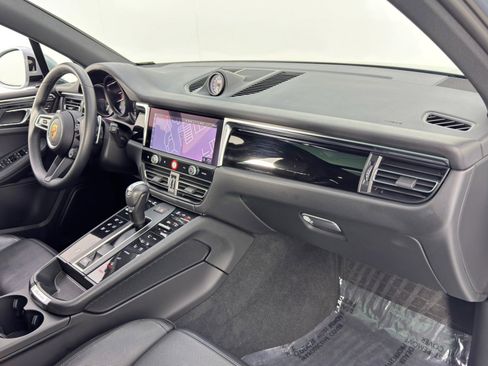 Used 2023 Porsche Macan image 15