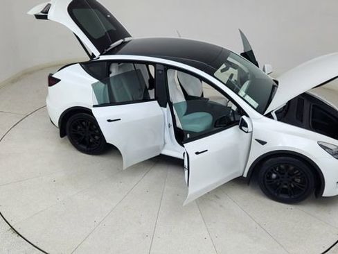 Used 2021 Tesla Model Y Long Range image 84