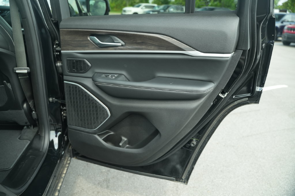 New 2026 Jeep Grand Cherokee Limited w/ MOPAR Finishing Package AWD/4WD image 22