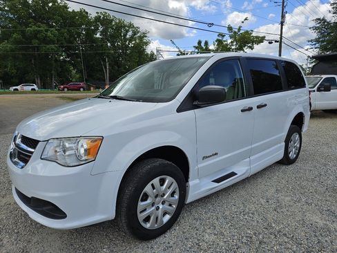 Used 2019 Dodge Grand Caravan SE w/ Power Convenience Group I FWD image 3