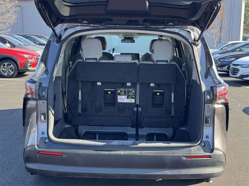Used 2024 Toyota Sienna LE image 15