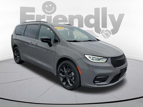 Used 2025 Chrysler Pacifica Limited AWD/4WD image 7