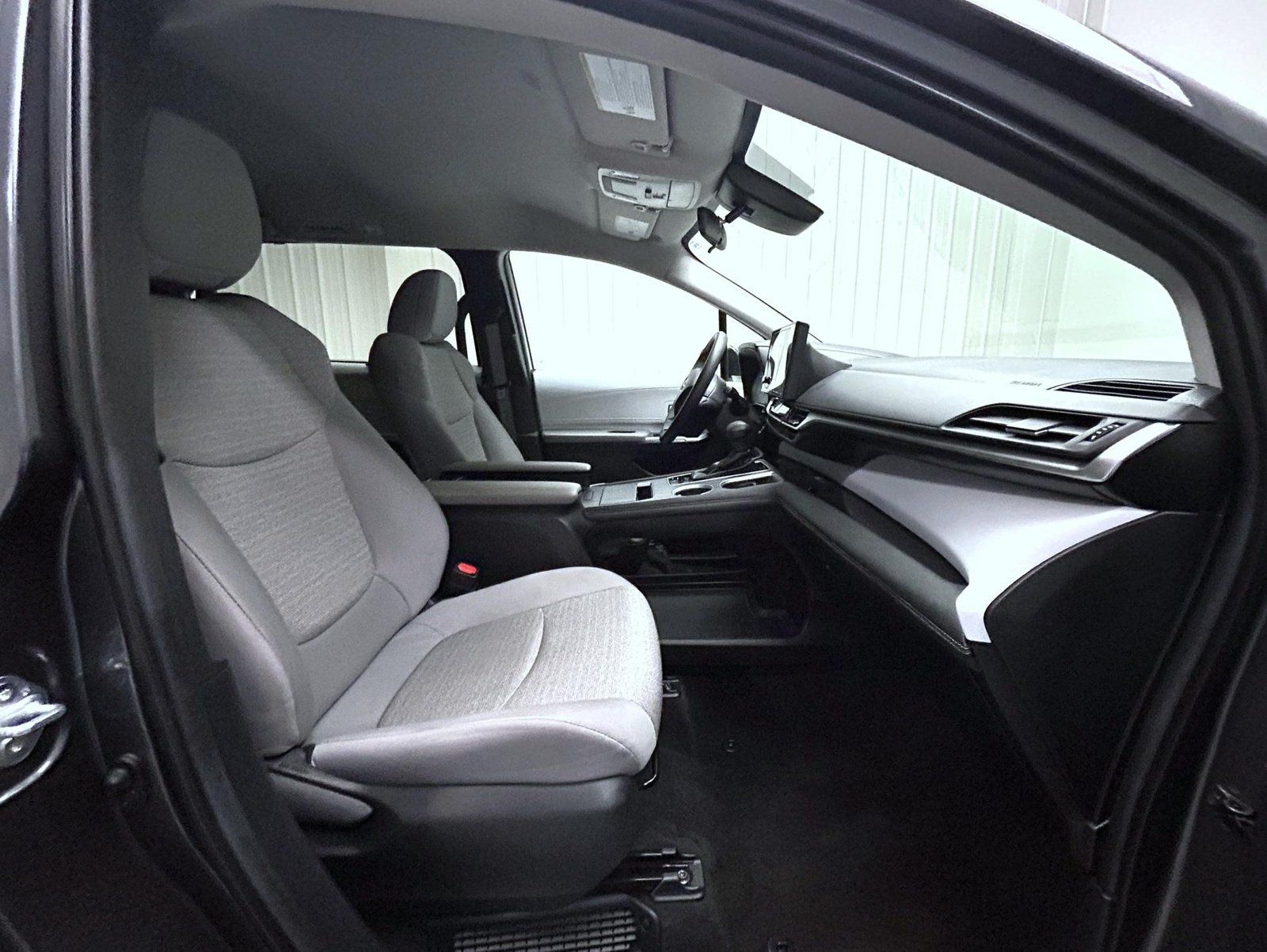 Used 2025 Toyota Sienna LE FWD image 15