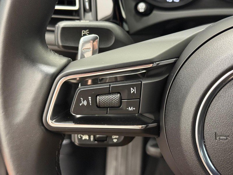 Certified 2025 Porsche Macan AWD/4WD image 21