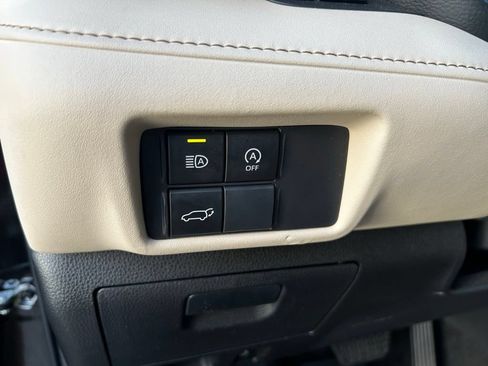 Used 2023 Toyota Highlander XLE AWD/4WD image 20