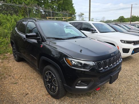 Used 2024 Jeep Compass Trailhawk AWD/4WD image 1