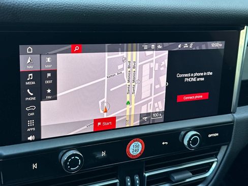 Certified 2025 Porsche Macan AWD/4WD image 21