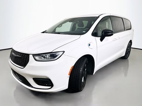 Used 2024 Chrysler Pacifica Limited image 3