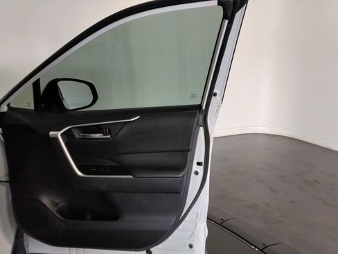 Used 2020 Toyota RAV4 XLE image 34