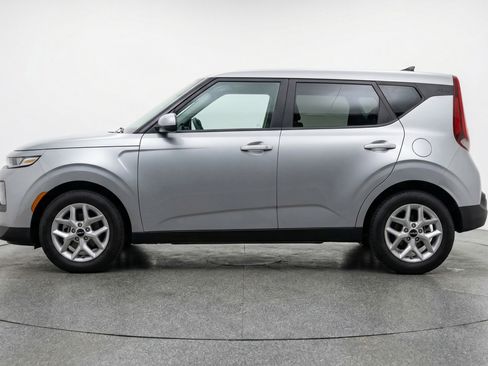 Used 2025 Kia Soul LX w/ LX Technology Package FWD image 5