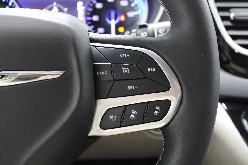 Used 2022 Chrysler Pacifica Touring-L FWD image 35