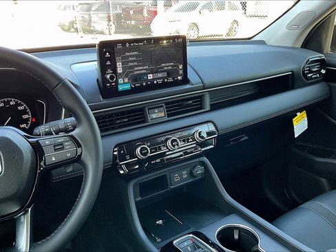 New 2025 Honda Pilot Touring image 6