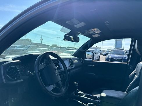 Used 2019 Toyota Tacoma TRD Off-Road AWD/4WD image 10