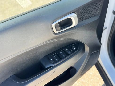 Used 2023 Hyundai Venue SE FWD image 21