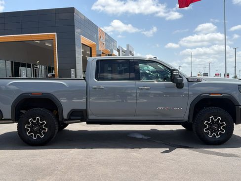 Used 2025 GMC Sierra 2500 AT4X AWD/4WD image 4