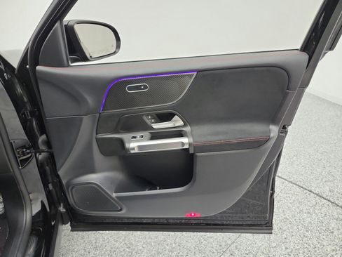 Used 2022 Mercedes-Benz GLB 250 image 21
